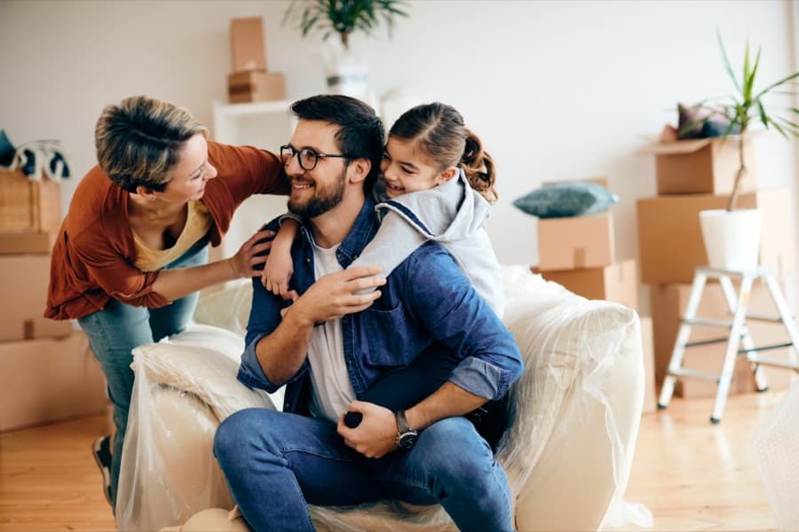 Familia sonriendo en su sala